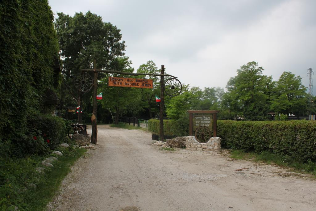 Agriturismo al Ranch Castello dʼAviano Exterior foto