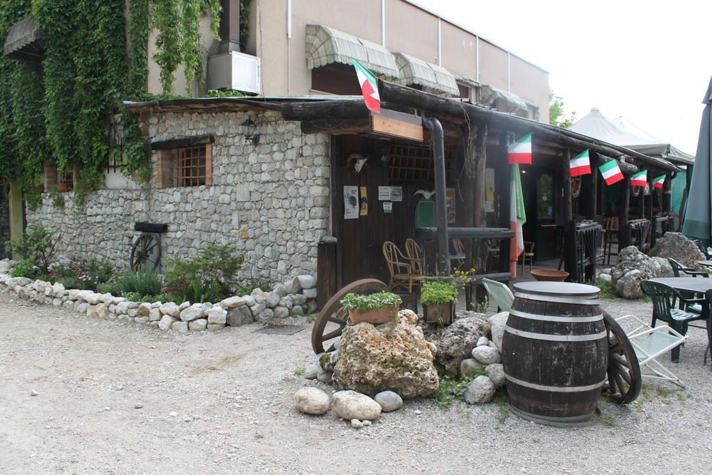 Agriturismo al Ranch Castello dʼAviano Exterior foto