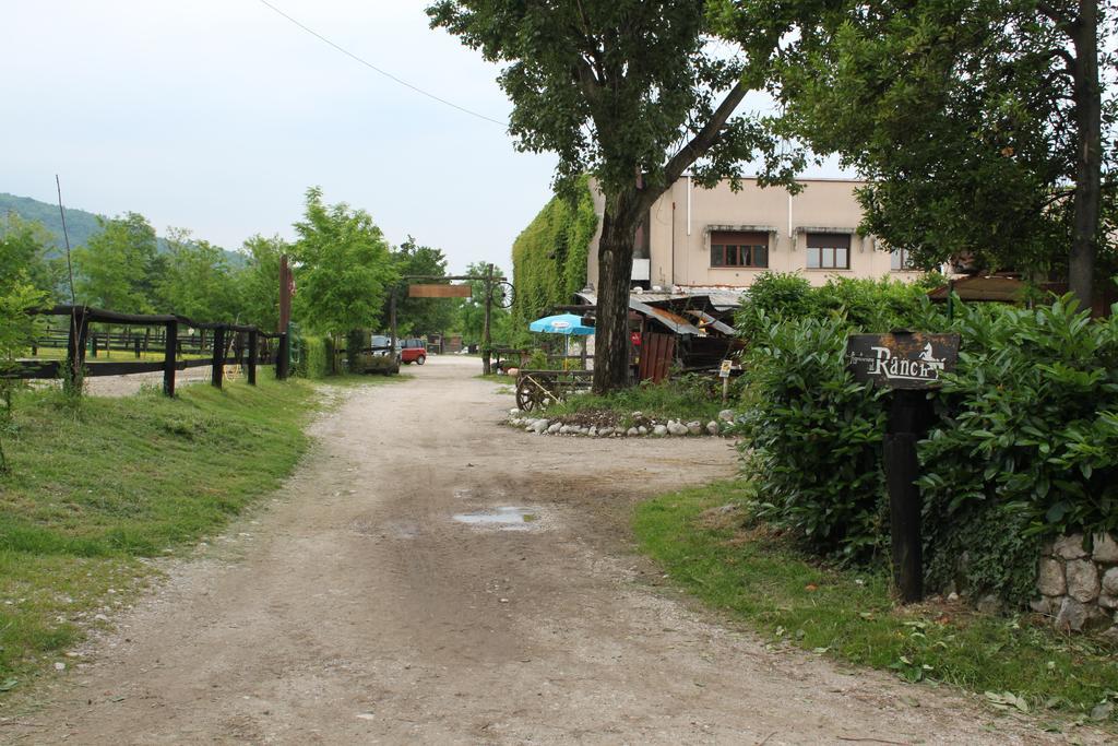 Agriturismo al Ranch Castello dʼAviano Exterior foto