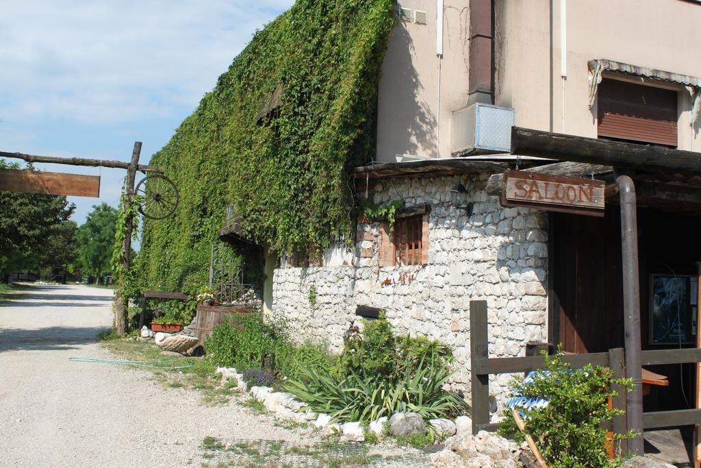 Agriturismo al Ranch Castello dʼAviano Exterior foto